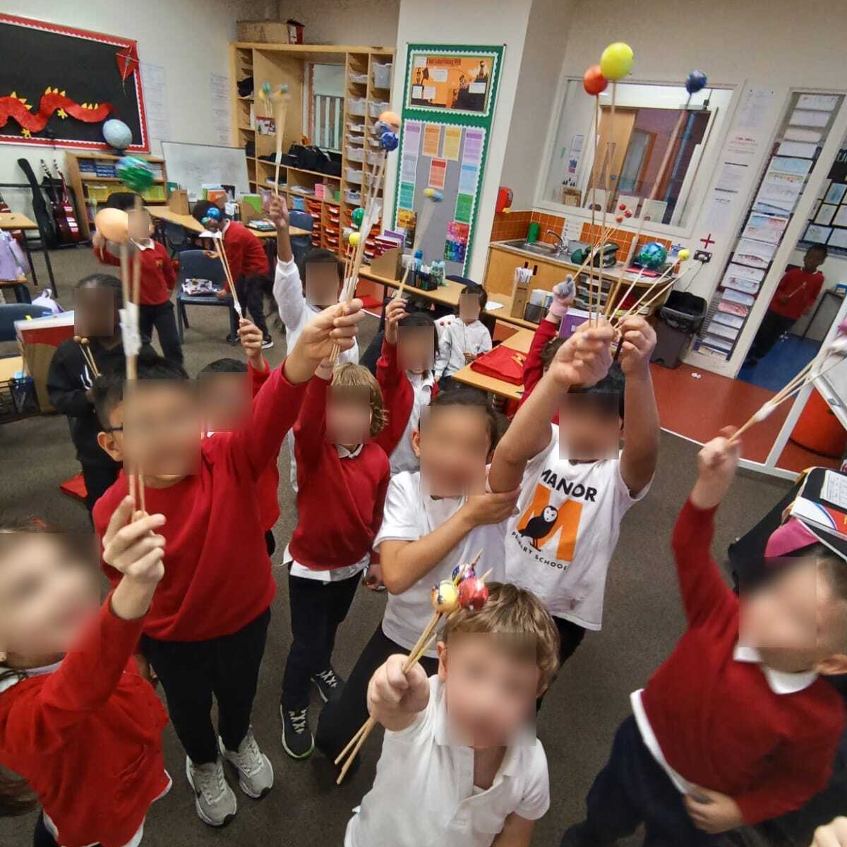 Louno Space Club - children holding solar system models during the Space Club a primary school space-themed STEAM afterschool club 